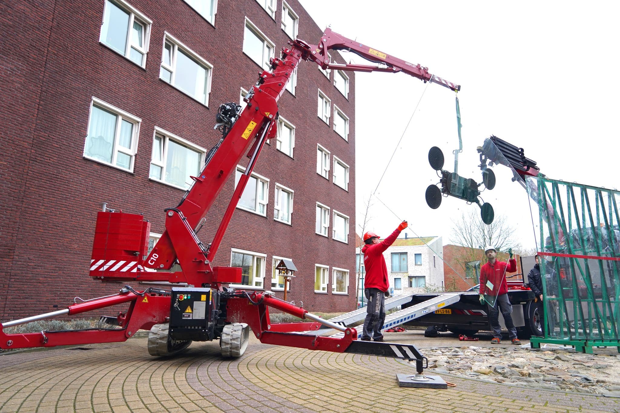 Hoeflon C10 in action with the glass suction device.